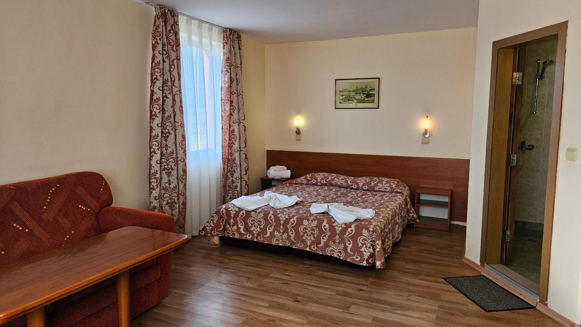Caprice Family Hotel Varna Exterior foto